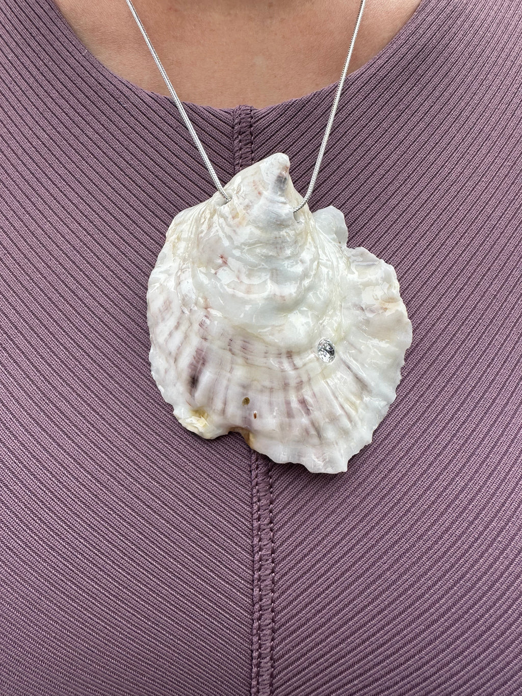 Oyster necklace with inlaid stone