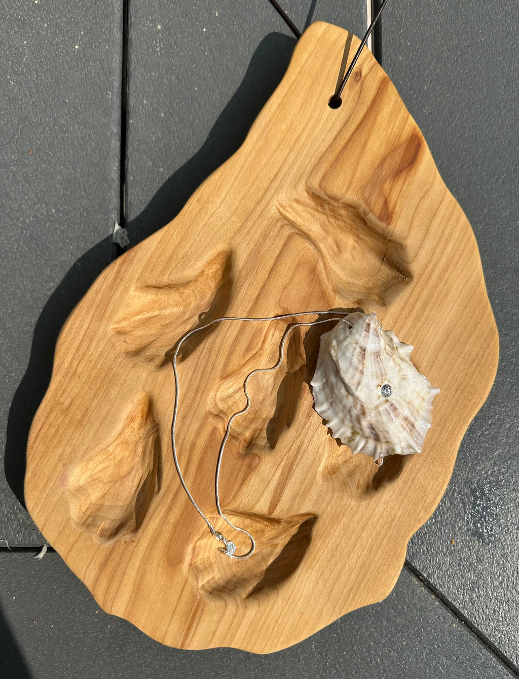Oyster necklace with inlaid stone